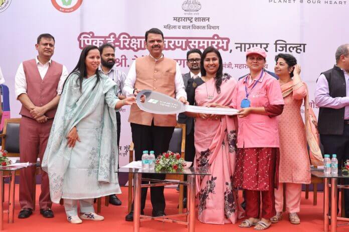 महिला सक्षमीकरण आणि सुरक्षेच्या दिशेने पिंक ई-रिक्षा हे महत्त्वाचे पाऊल, मुख्यमंत्र्यांच्या हस्ते नागपुरात पिंक ई-रिक्षाचे वाटप