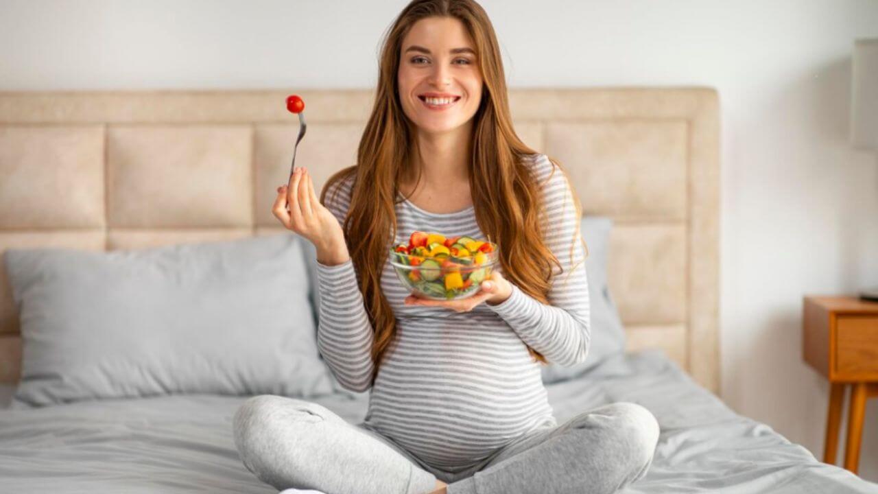 Pregnancy Tips: प्रेग्नन्सीच्या पहिल्या तिमाहीत खाऊ नये 'हे' ५ पदार्थ, बाळावर होईल वाईट परिणाम