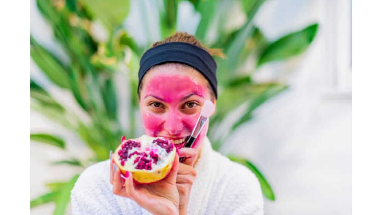 सुंदर त्वचेसाठी ट्राय करा डाळिंबाचा फेस पॅक, वाचा फायदे....