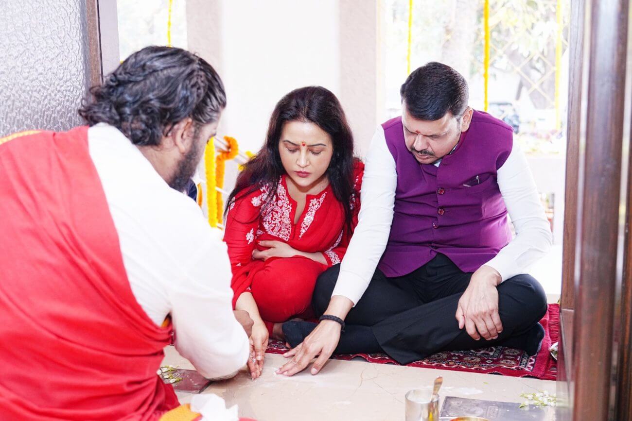 अक्षय्य तृतीयेच्या शुभ मुहूर्तावर मुख्यमंत्री देवेंद्र फडणवीसांनी केला वर्षा बंगल्यावर गृहप्रवेश, अमृता फडणवीस यांची पोस्ट काय?