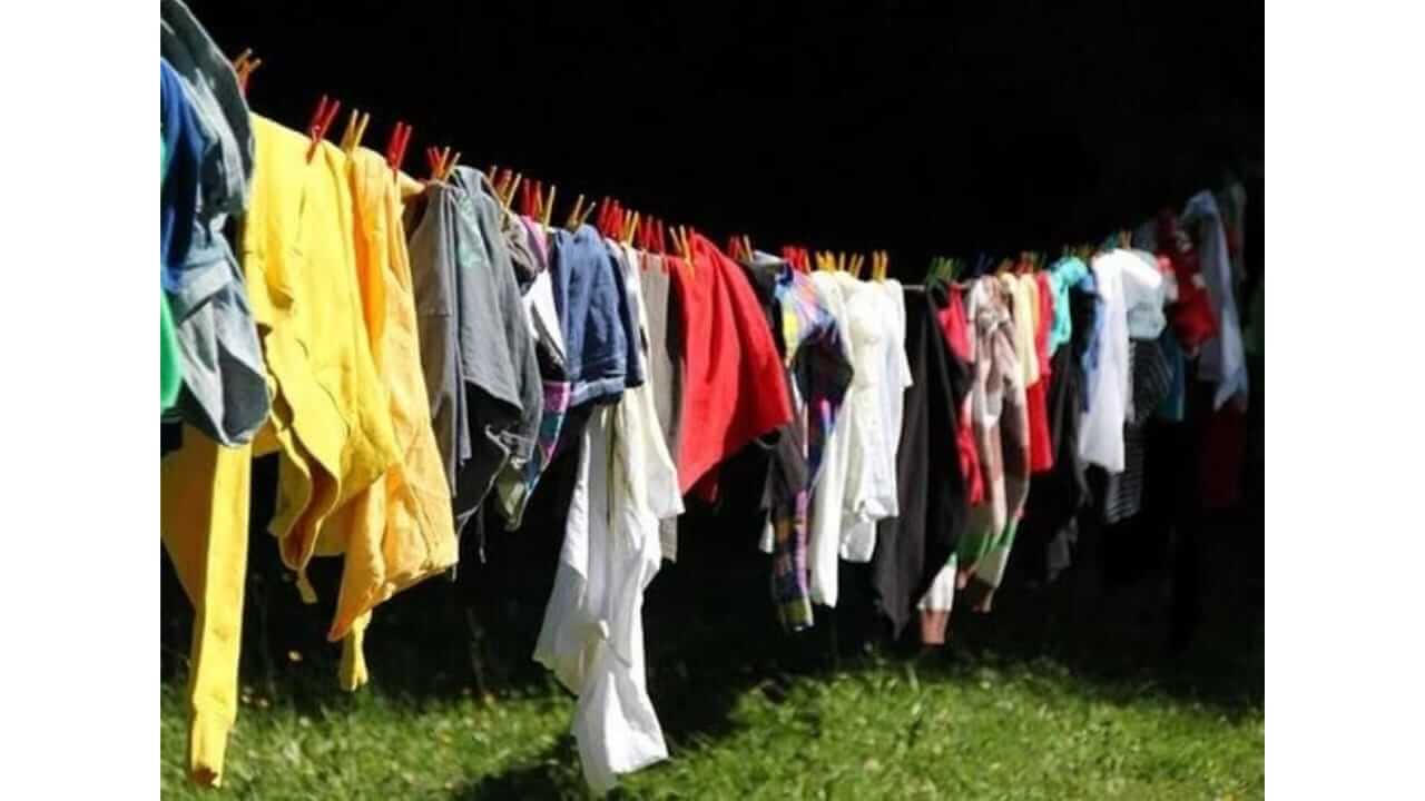 कपडे बाहेर वाळवण्यामागे वास्तुशास्त्र काय सांगतं? जाणून घ्या....