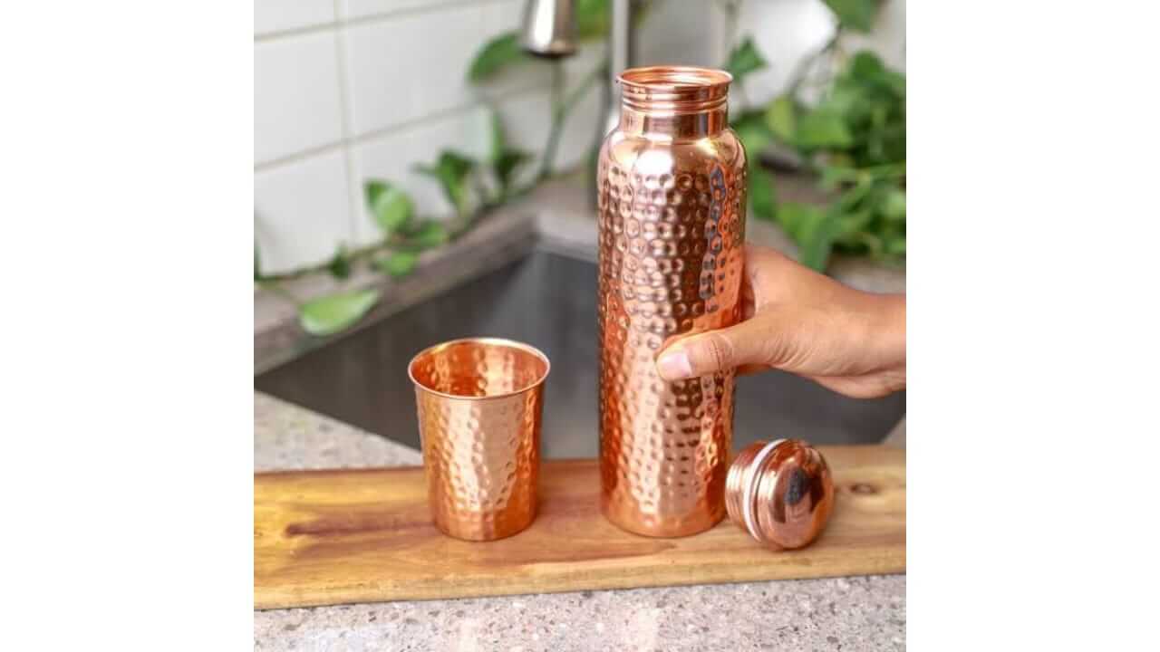 तुम्हीही तांब्याच्या बाटलीत पाणी पिता का? त्याचे फायदे आणि बाटली स्वच्छ करण्याची पद्धत जाणून घ्या...