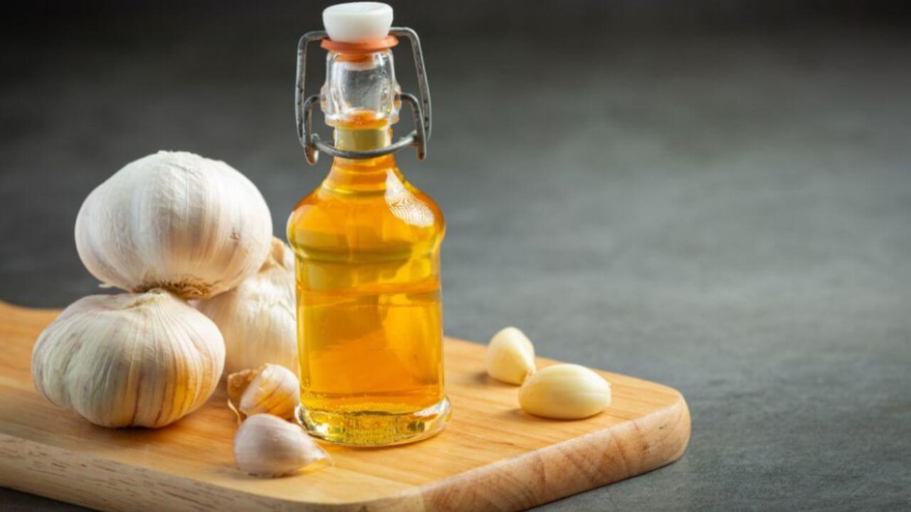 Garlic Oil: सांधेदुखीवर रामबाण औषध आहे लसूण तेल, घरी बनवायचं कसं? जाणून घ्या