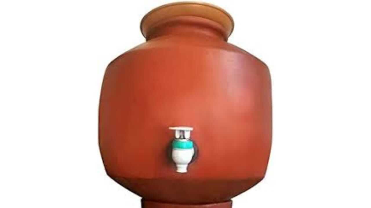 उन्हाळ्यात मातीच्या मडक्यातील पाणी पिण्याचे आरोग्यदायी फायदे...