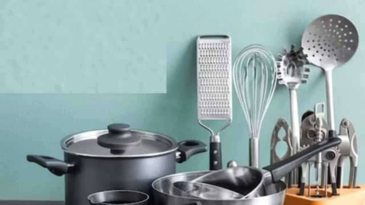 स्वयंपाकघरात चुकूनही 'ही' भांडी उलटी ठेवू नका, जाणून घ्या परिणाम