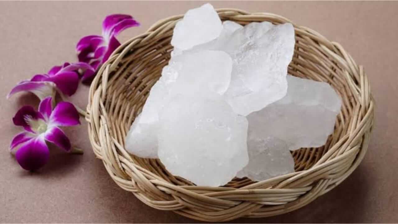 तुरटीच्या वापराने दूर होतील तुमच्या अनेक समस्या, जाणून घ्या आरोग्यदायी फायदे