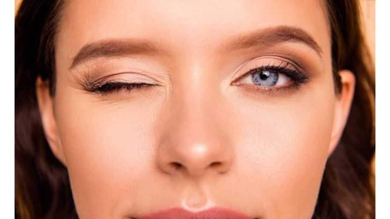 महिलांचा उजवा डोळा फडफडणे चांगले की वाईट? काय सांगते समुद्रशास्त्र