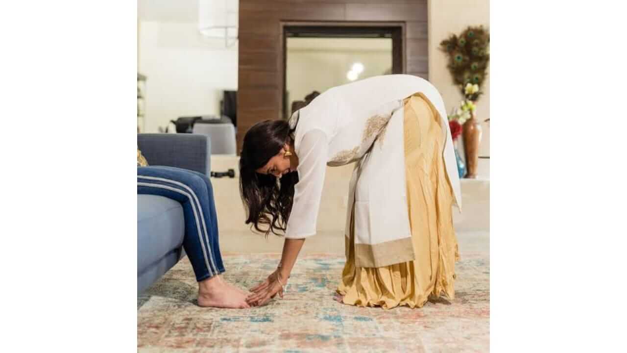 आपण मोठ्यांचे पाय का स्पर्श करतो? जाणून घ्या...