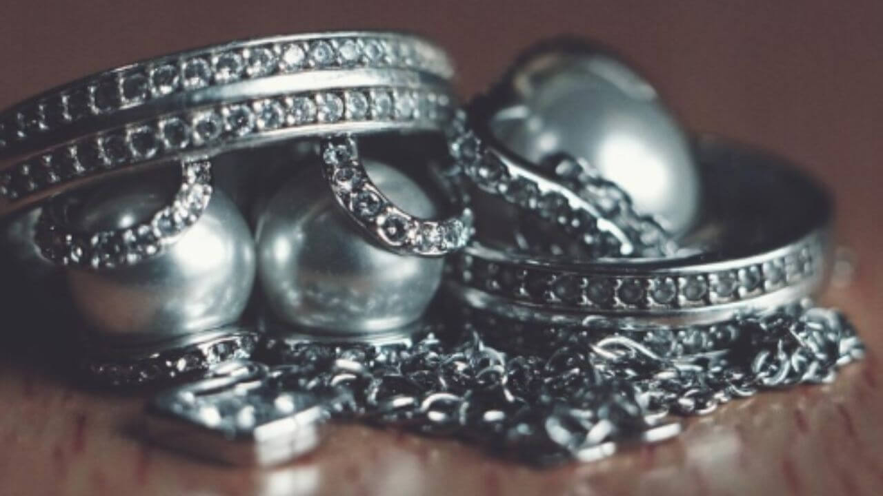 चांदीच्या वस्तू न वापरल्याने काळया पडलेत? 'या' सोप्या टिप्सने नव्यासारख्या चमकतील