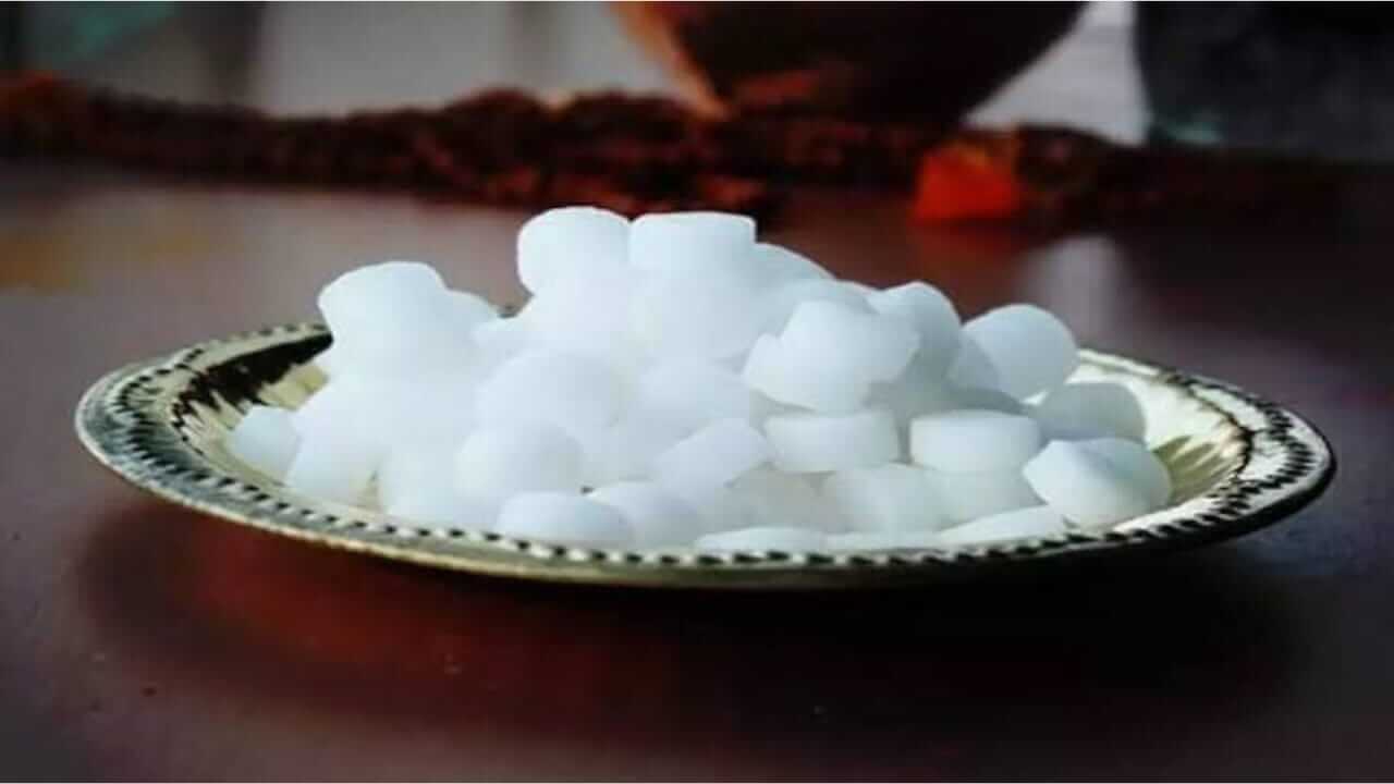 घरातील 'या' ठिकाणी कापूर ठेवा, नकारात्मकता दूर होईल आणि धन येईल