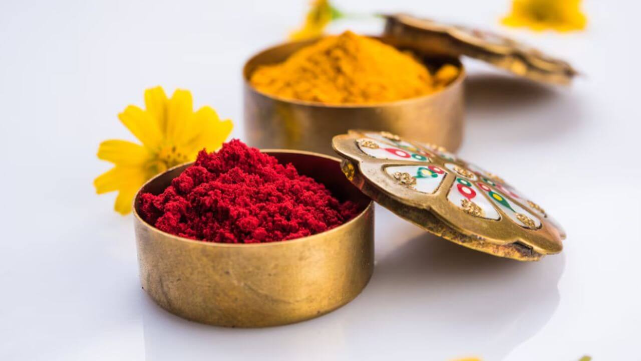 घरातच बनवा केमिकल फ्री कुंकू, जाणून घ्या बनवण्याची पद्धत