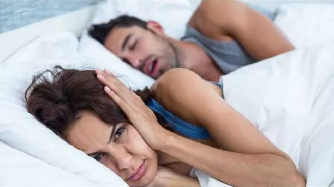 झोपताना घोरण्याचा त्रास होत असेल तर मग 'हे' घरगुती उपाय कराच