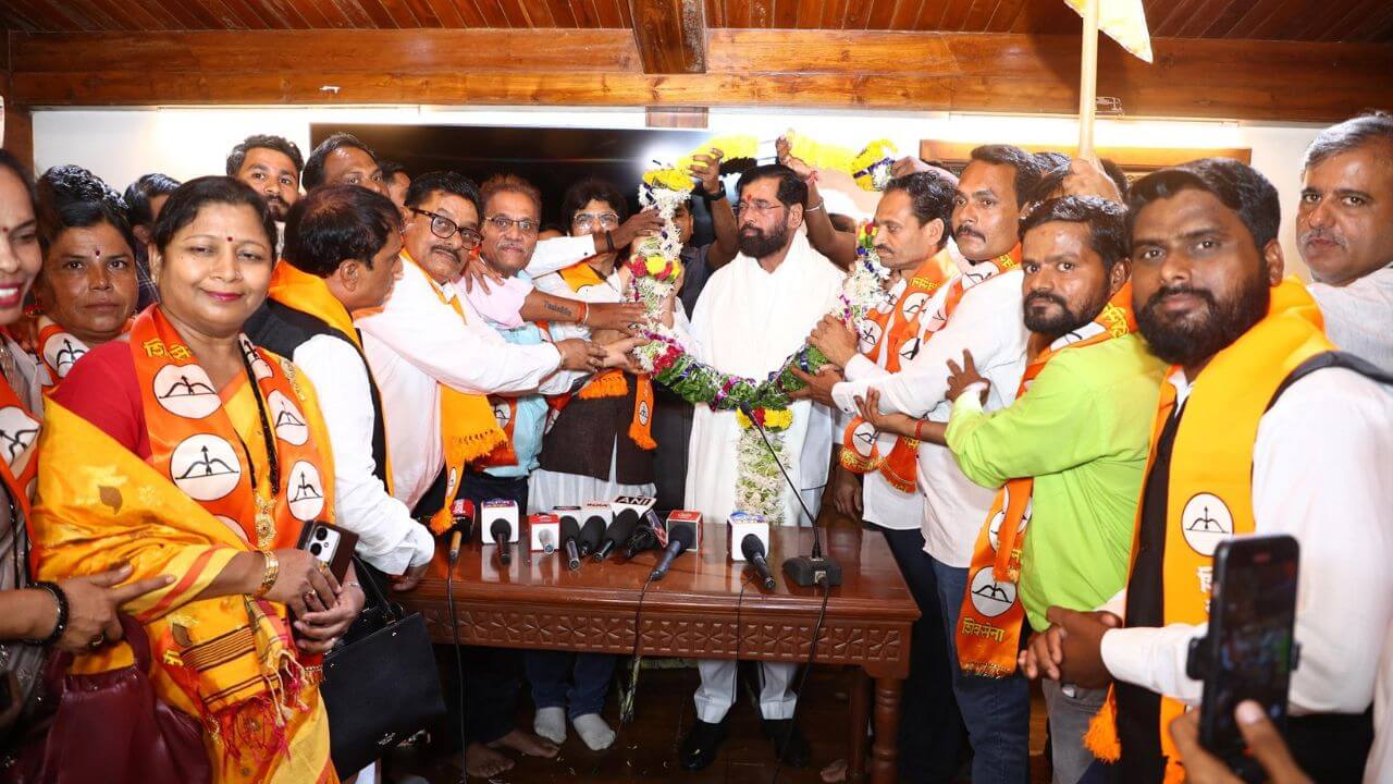 नवी मुंबईत पुन्हा शिंदेंचा ठाकरेंना दणका, माजी नगरसेवक, प्रतोदांनी सोडली साथ!