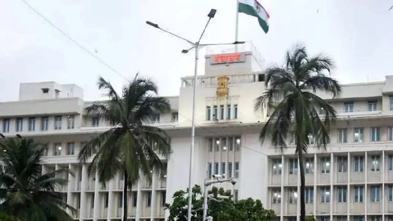 'सचेत' प्रणालीवरून १९ कोटी मोबाईल लघु संदेशाद्वरे पाऊस, वीज सतर्कतेचे संदेश, राज्य आपत्कालीन केंद्र बचाव व मदतीसाठी तत्पर