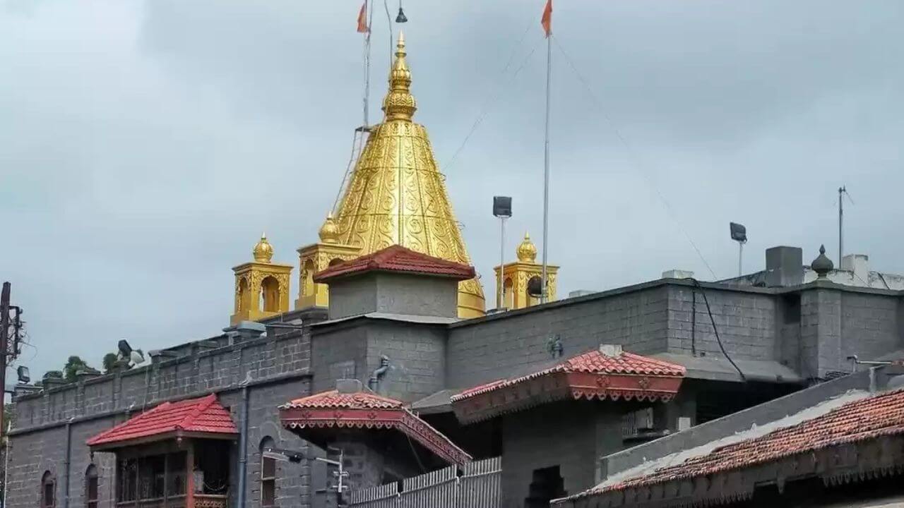 शिर्डीत साईंच्या दरबारात चोरीचा धक्कादायक प्रकार, साई संस्थानचा शिपाईच निघाला चोर; कसा झाला उलगडा?