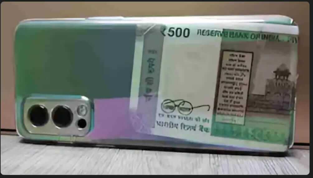 स्मार्ट मोबाईल कव्हरमधे पैशाची नोट ठेवताय तर जरा जपून,मोबाईलचा होऊ शकतो..., वाचा नक्की काय?