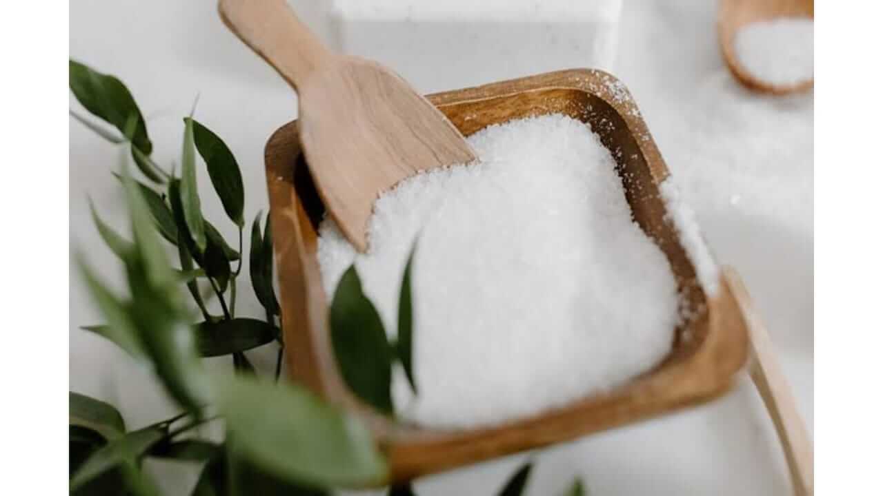 मिठाच्या 'या' उपायांनी होईल नकारात्मक ऊर्जा दूर, घरात सुख-समृद्धी येईल