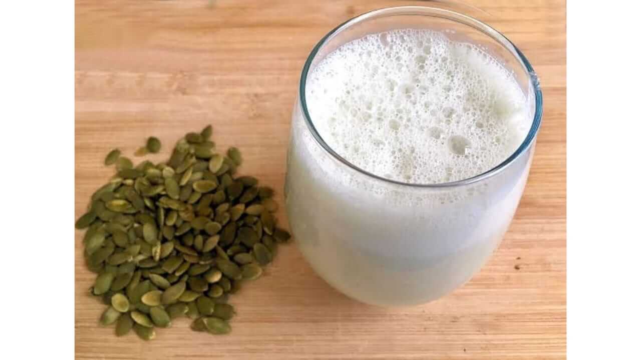 दुधासोबत 'या' बिया खा आरोग्याला मिळतील जबरदस्त फायदे