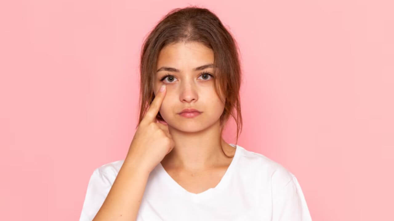 डोळ्यांखालच्या काळ्या वर्तुळांमुळे चेहऱ्याची चमक कमी झालीय? 'हे' घरगुती उपाय दूर करतील डार्क सर्कल