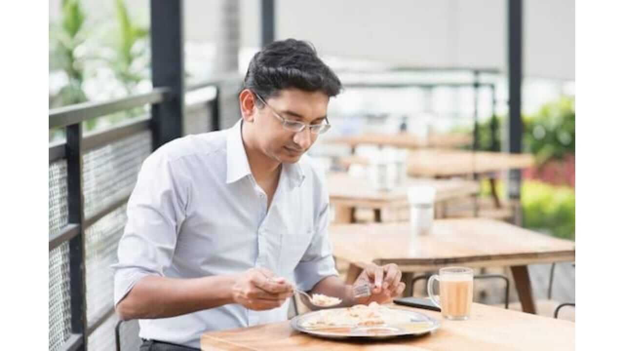 घरात 'या' दिशेला तोंड करून जेवू नका, जाणून घ्या परिणाम
