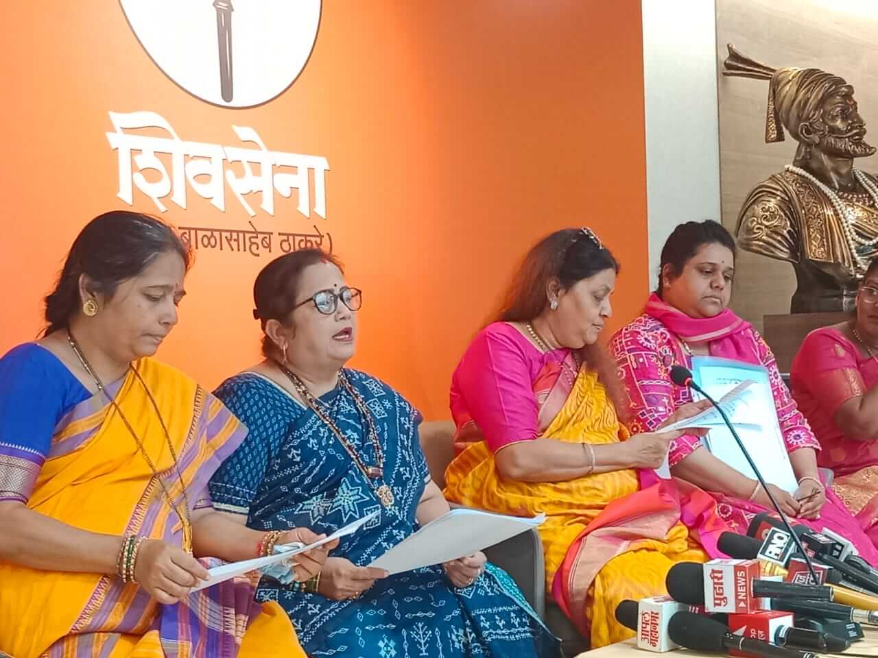 लाडकी बहीण योजनेतून महिलांची घोर फसवणूक, 2100 रुपये कधी देणार? ठाकरे गटाचा सवाल
