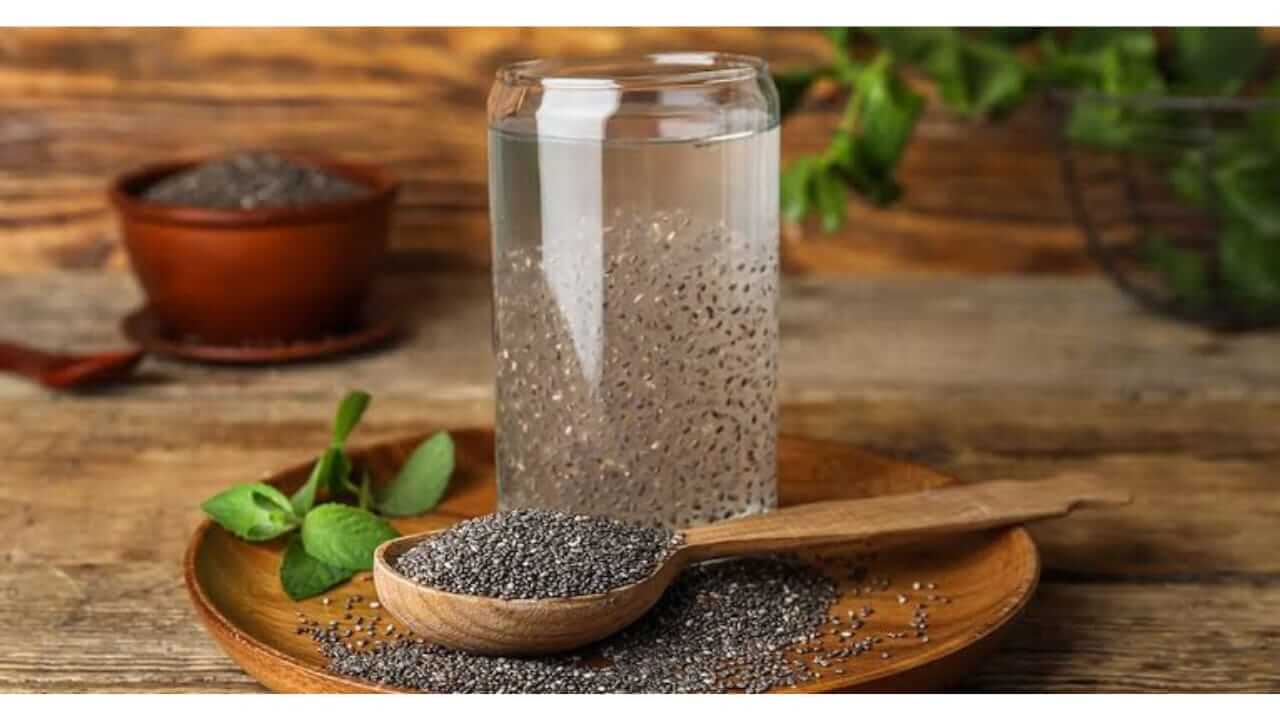 तुम्ही दररोज जास्त प्रमाणात चिया सीड्स खाताय, जाणून घ्या परिणाम...