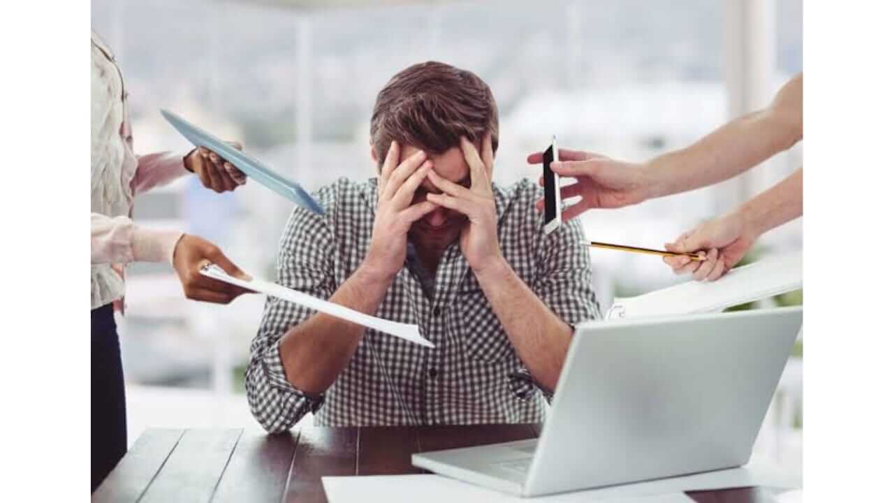 तुम्हालाही काम करताना सतत थकवा जाणवतो का? थकवा दूर करण्याचे 'हे' आहेत प्रभावी मार्ग