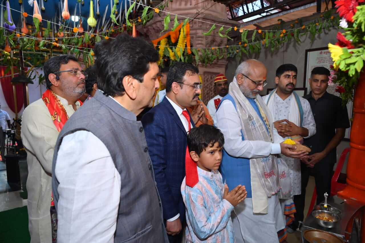 सैनिक हो तुमच्यासाठी! राज्यपाल सी.पी. राधाकृष्णन, मंत्री लोढा यांची 150 वर्ष प्राचीन माधवबाग मंदिरात भारतीय सैन्यासाठी पूजा