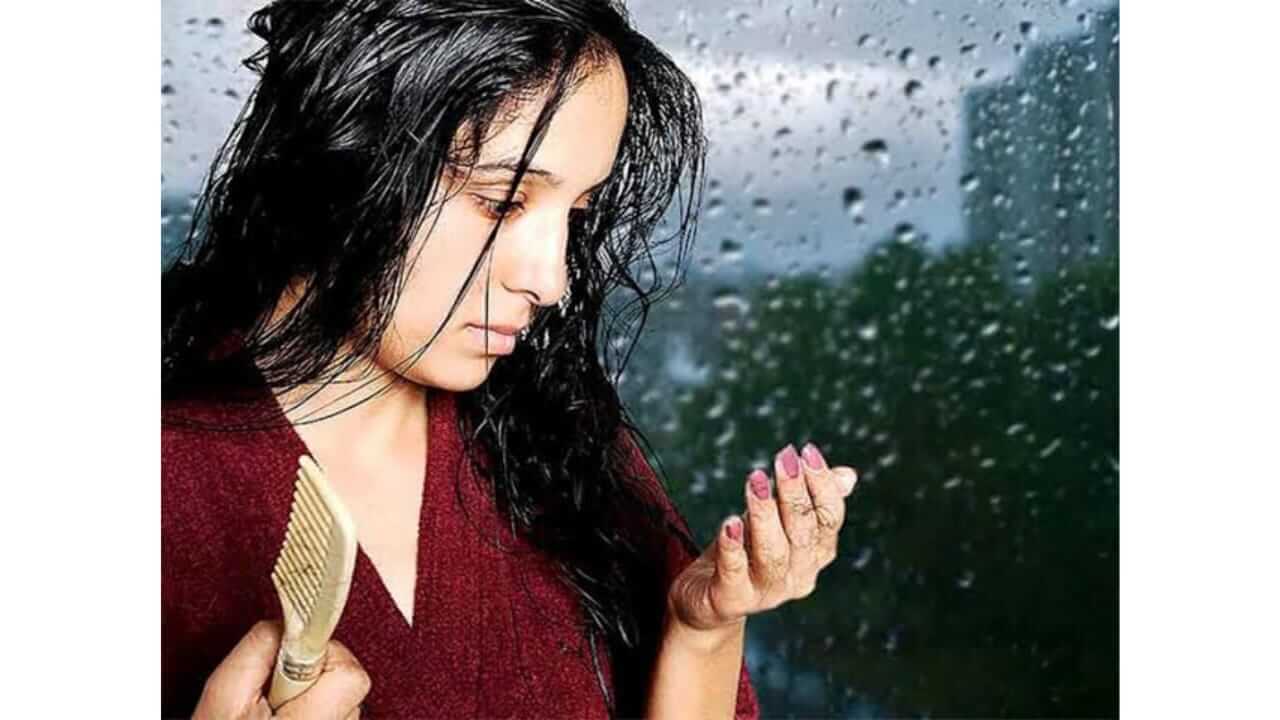 पावसाळ्यात तुमचे पण केस गळतात का? मग 'या' सोप्या टिप्स फॉलो करा
