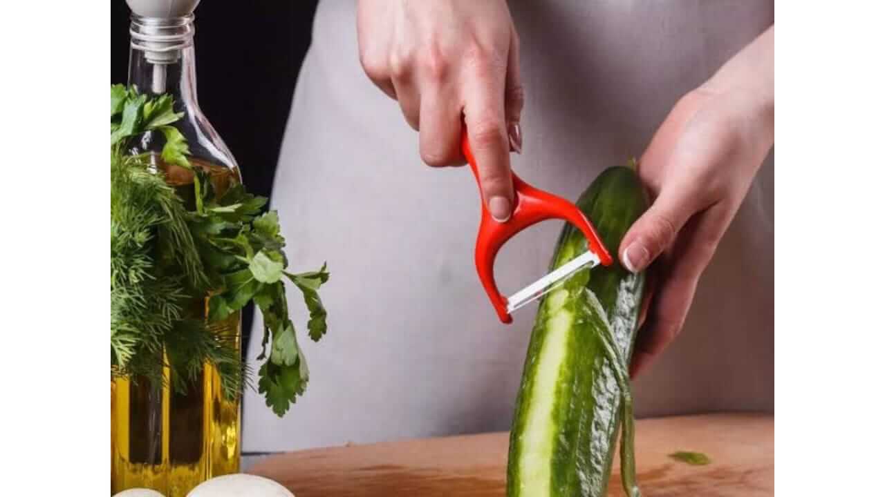 फक्त काकडीच नाही तर तिच्या सालीचेही आहेत अनेक फायदे, जाणून घ्या...