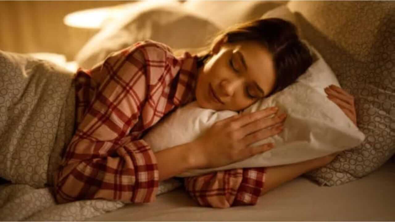 रात्री झोपताना 'या' गोष्टी जवळ ठेवू नका, अन्यथा होऊ शकते मोठे नुकसान