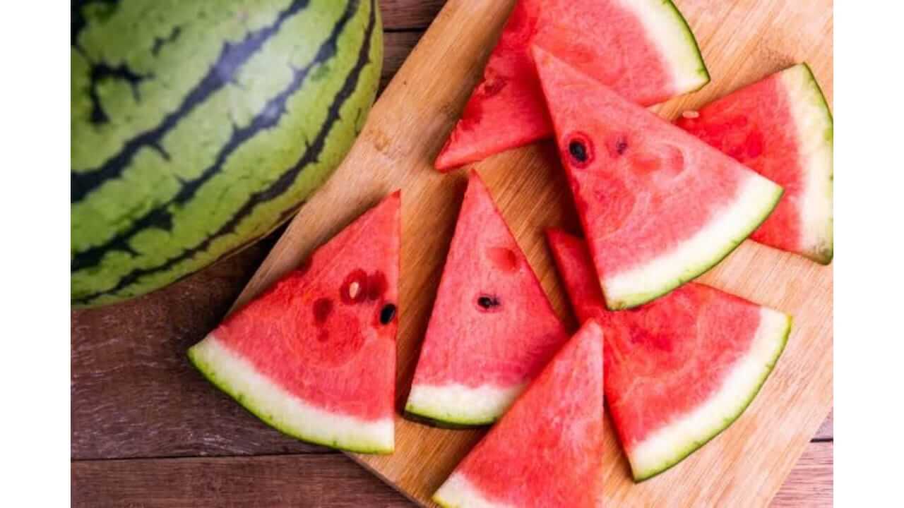 उन्हाळ्यात जास्त टरबूज खाल्ल्याने आरोग्यावरही होतो वाईट परिणाम, जाणून घ्या टरबूज खाण्याचे तोटे