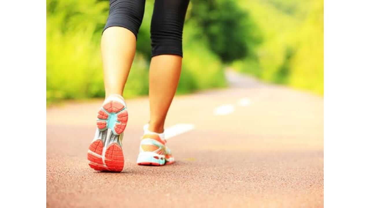 तुम्ही गोष्टी विसरायला लागला आहात का? दररोज चालल्याने तुमचा मेंदू तीक्ष्ण होऊ शकतो!