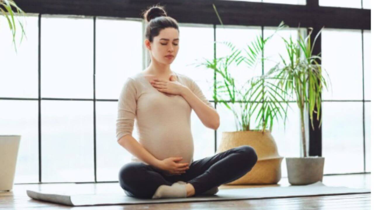 डिलिव्हरीनंतर वजन कमी करण्यासाठी करा 'हे' योग, किती दिवसांनी सुरु करावे जाणून घ्या