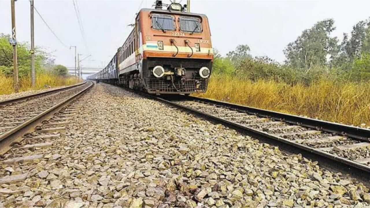 रेल्वे रुळांवर छोटे दगड का टाकतात? जाणून घ्या यामागचं कारण...