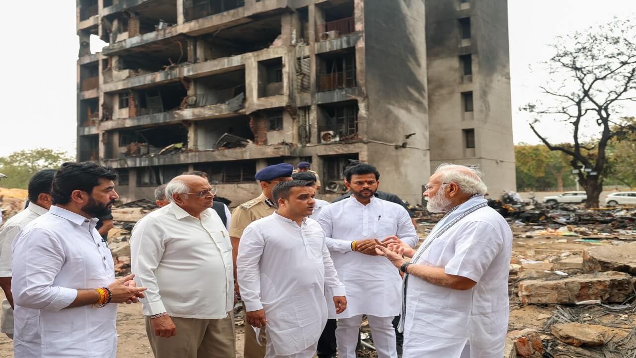 पंतप्रधान नरेंद्र मोदी अहमदाबादमध्ये दाखल, जखमीची केली रुग्णालयात जाऊन विचारपूस, तातडीची बोलावली बैठक