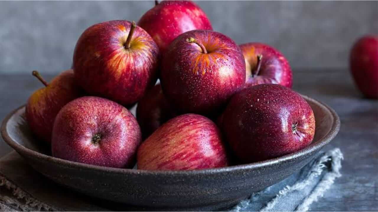 'या' लोकांनी रिकाम्या पोटी सफरचंद खाऊ नये, 'या' समस्या वाढू शकतात