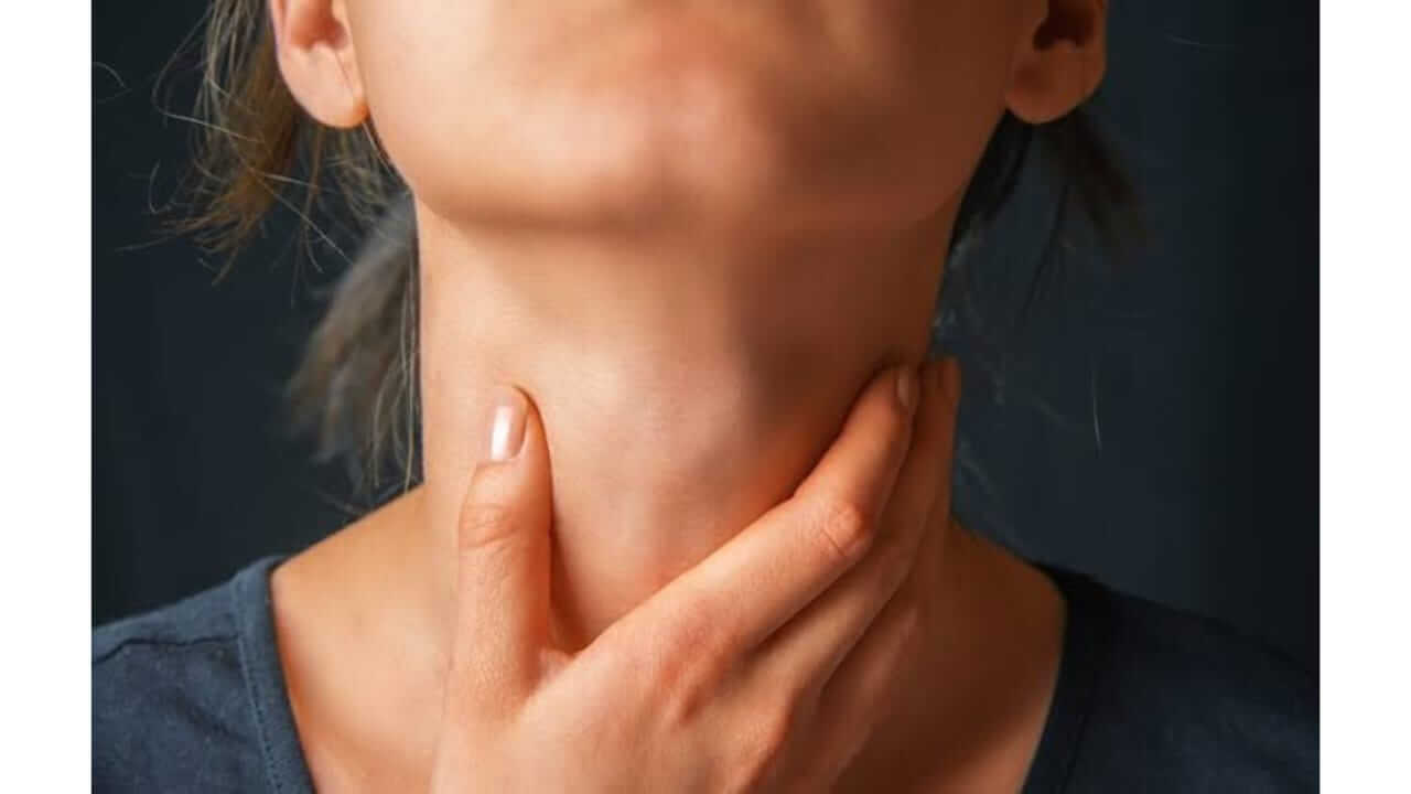 थायरॉईड मुळे गळ्याला सूज आलेय का? जाणून घ्या कारणे आणि उपाय