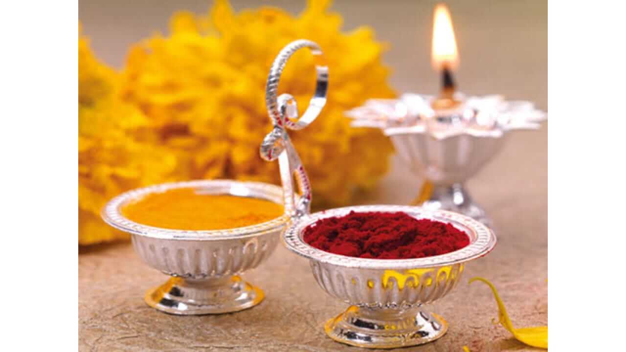 कपाळावर हळदीचा टिळा लावण्याचे आहेत अनेक फायदे आहेत, जाणून घ्या...