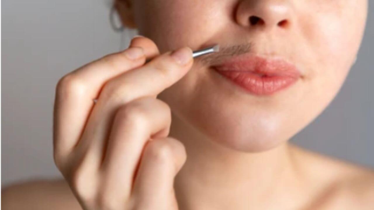 चेहऱ्यावरील नको असलेल्या केसांमुळे त्रस्त आहात? 'हे' घरगुती उपाय दूर करतील समस्या