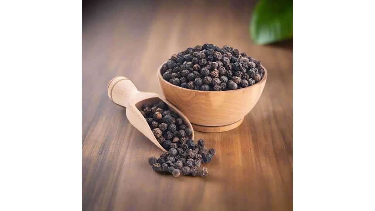 काळी मिरी आरोग्यासाठी वरदान, काळी मिरीचे फायदे आणि तोटे जाणून घ्या...