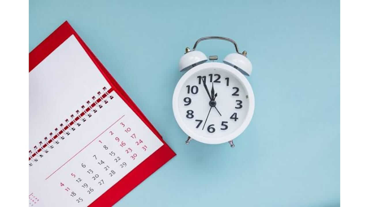 वास्तुशास्त्रानुसार घरात घड्याळ आणि कॅलेंडर एकत्र ठेवण्याचे परिणाम जाणून घ्या...
