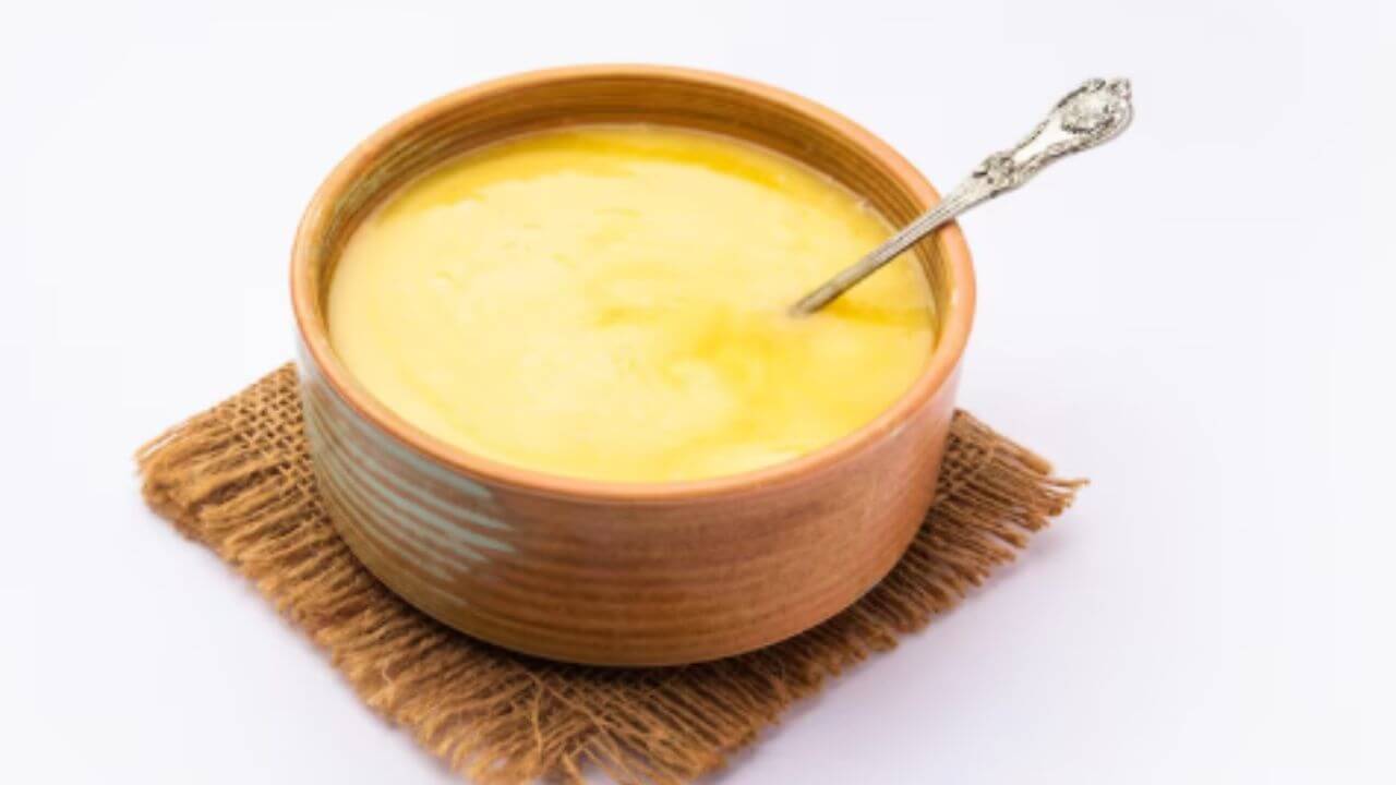 दररोज कोमट पाण्यात घालून प्या एक चमचा तूप, आरोग्याला मिळतील ५ चमत्कारिक फायदे