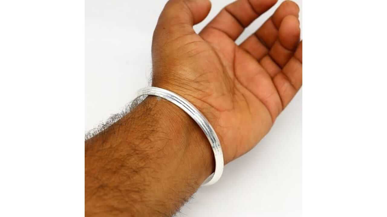 तुम्हीही हातात चांदीचे ब्रेसलेट घालता का? त्याचे फायदे जाणून घ्या....