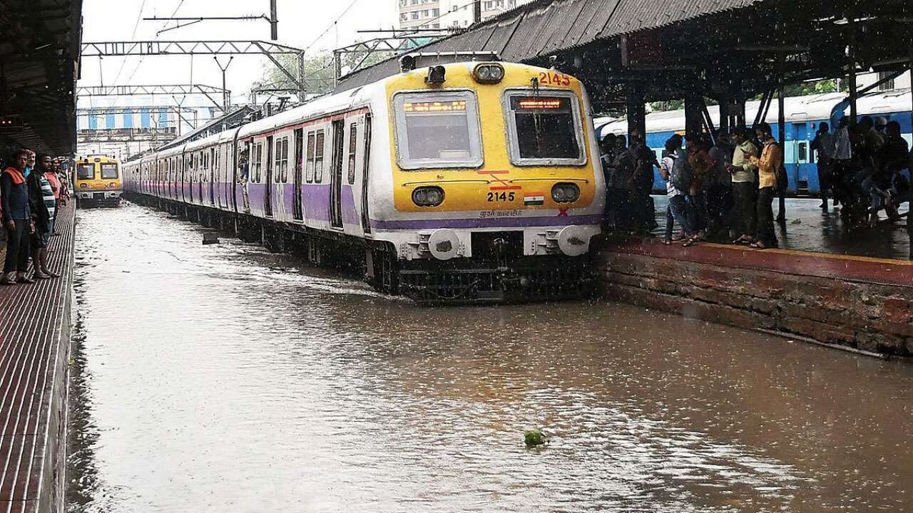 मुंबईत पावसामुळे लोकलसेवा विस्कळीत; अनेक भागांत साचले पाणी