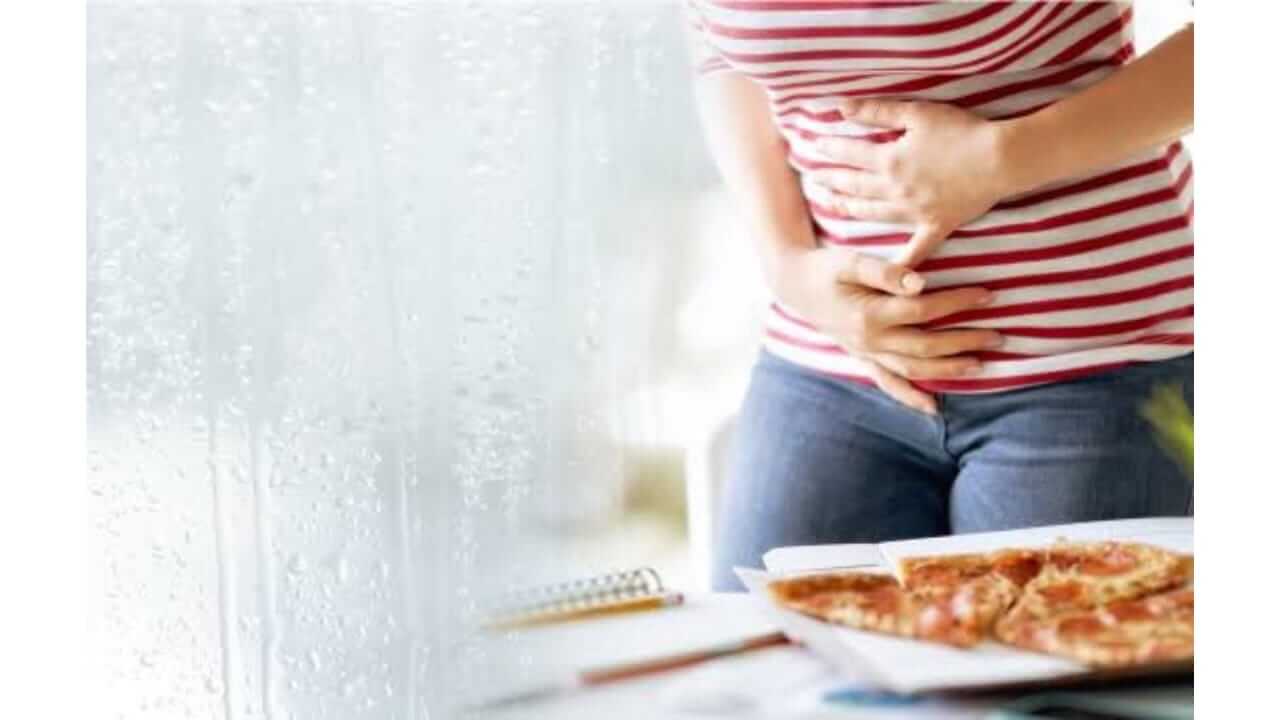 पावसाळ्यात 'या' गोष्टी चुकूनही खाऊ नका, आरोग्यासाठी आहेत घातक