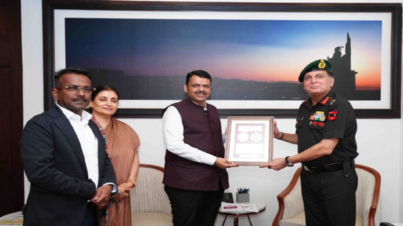 मुख्यमंत्री देवेंद्र फडणवीस यांची लष्कराच्या दक्षिण कमांडचे प्रमुख लेफ्टनंट जनरल धीरज सेठ यांनी घेतली भेट, उभयतांत लष्करी-नागरी समन्वयाबाबत चर्चा