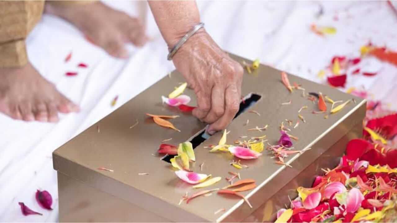 मंदिरात 'या' वस्तू दान करा, संकटे दूर होतील