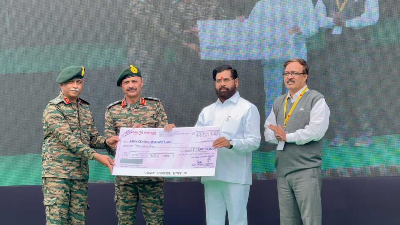 द्रासच्या भारतीय लष्करी तळावर 'लेझर शो'साठी राज्य शासनाकडून 3 कोटींची मदत, उपमुख्यमंत्री एकनाथ शिंदेंच्याकडून मदतीचा धनादेश सैन्यदलाकडे सुपूर्द