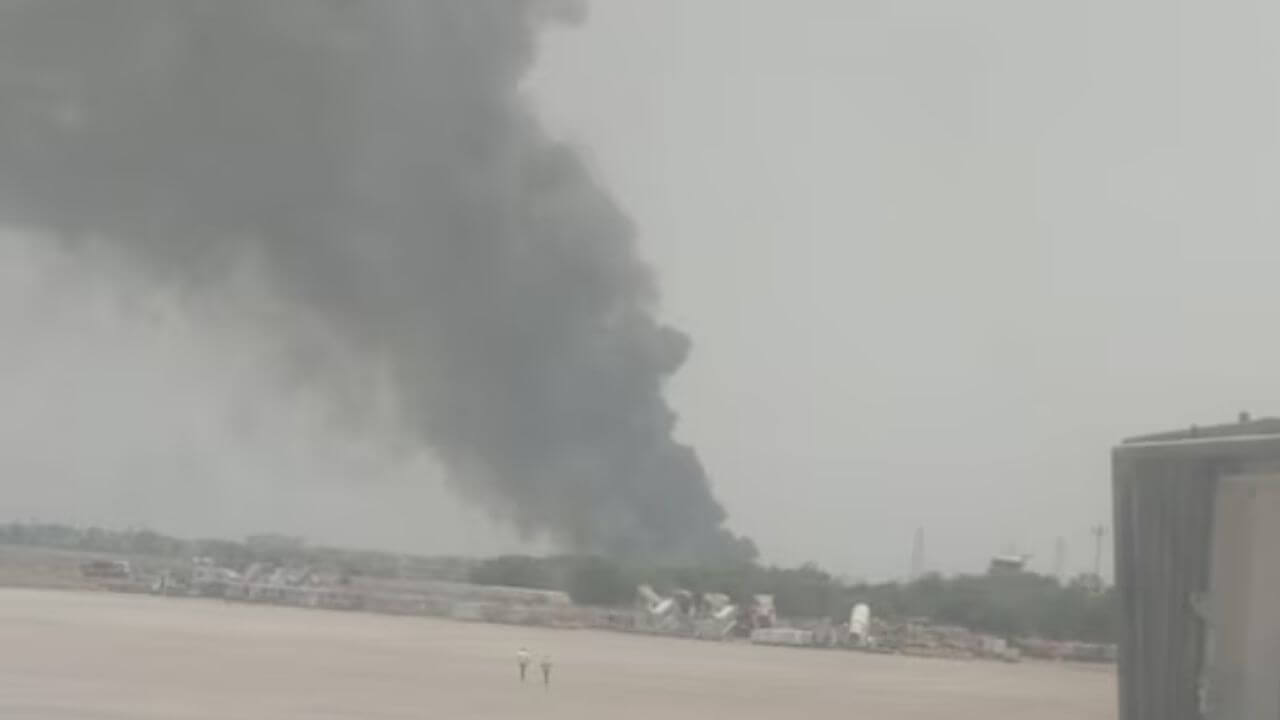 अहमदाबादमध्ये एअर इंडियाचे प्रवासी विमान कोसळले; विमानात होते 242 प्रवासी
